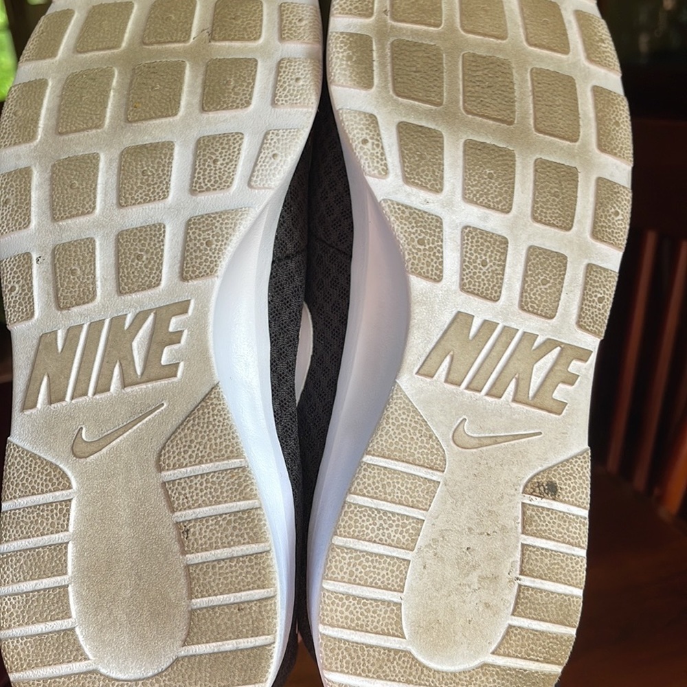Nike shoes EUC size 9 - Picture 8 of 12